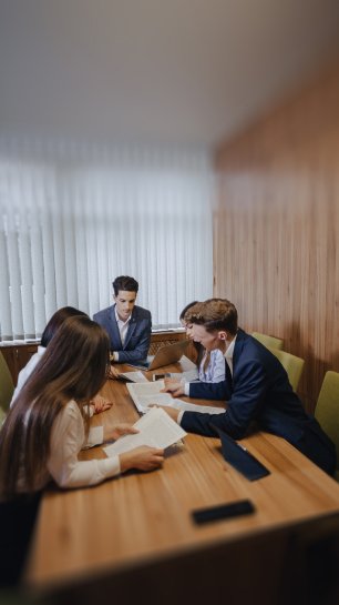 Asesores financieros de Solidaridad Consumo en reunión con un cliente en Madrid